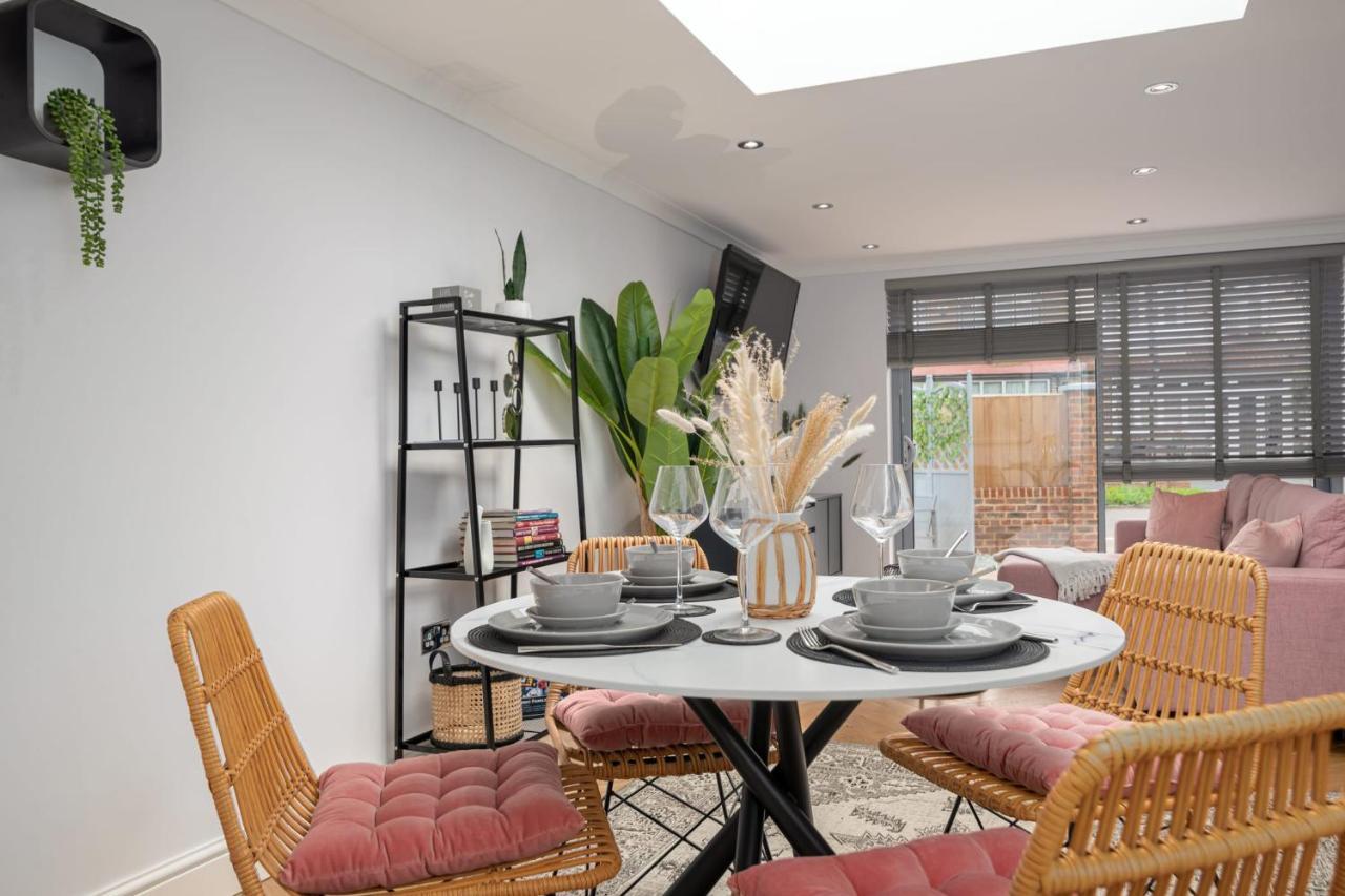 Guestready - Unique Home Near Wimbledon With Gorgeous Deck And Parking London Exteriör bild