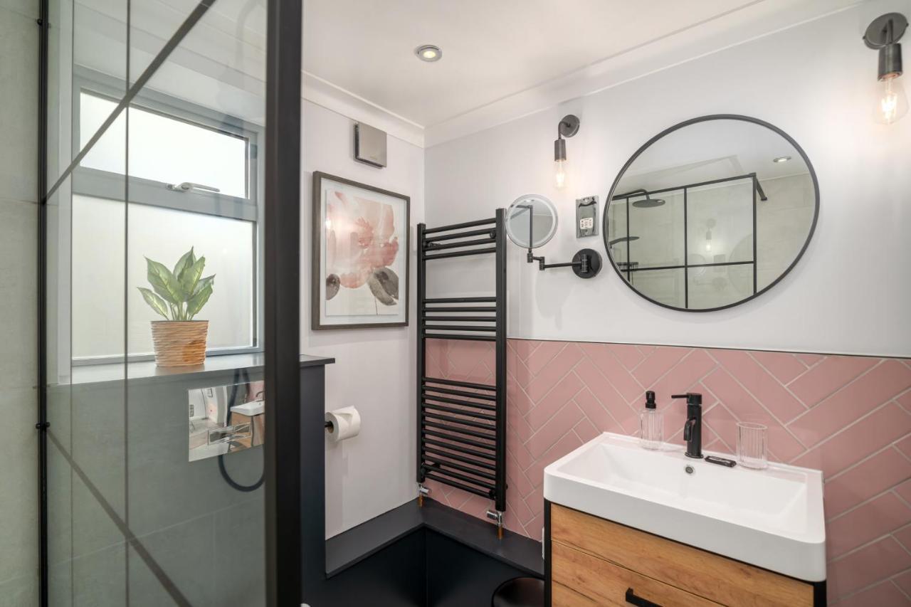 Guestready - Unique Home Near Wimbledon With Gorgeous Deck And Parking London Exteriör bild