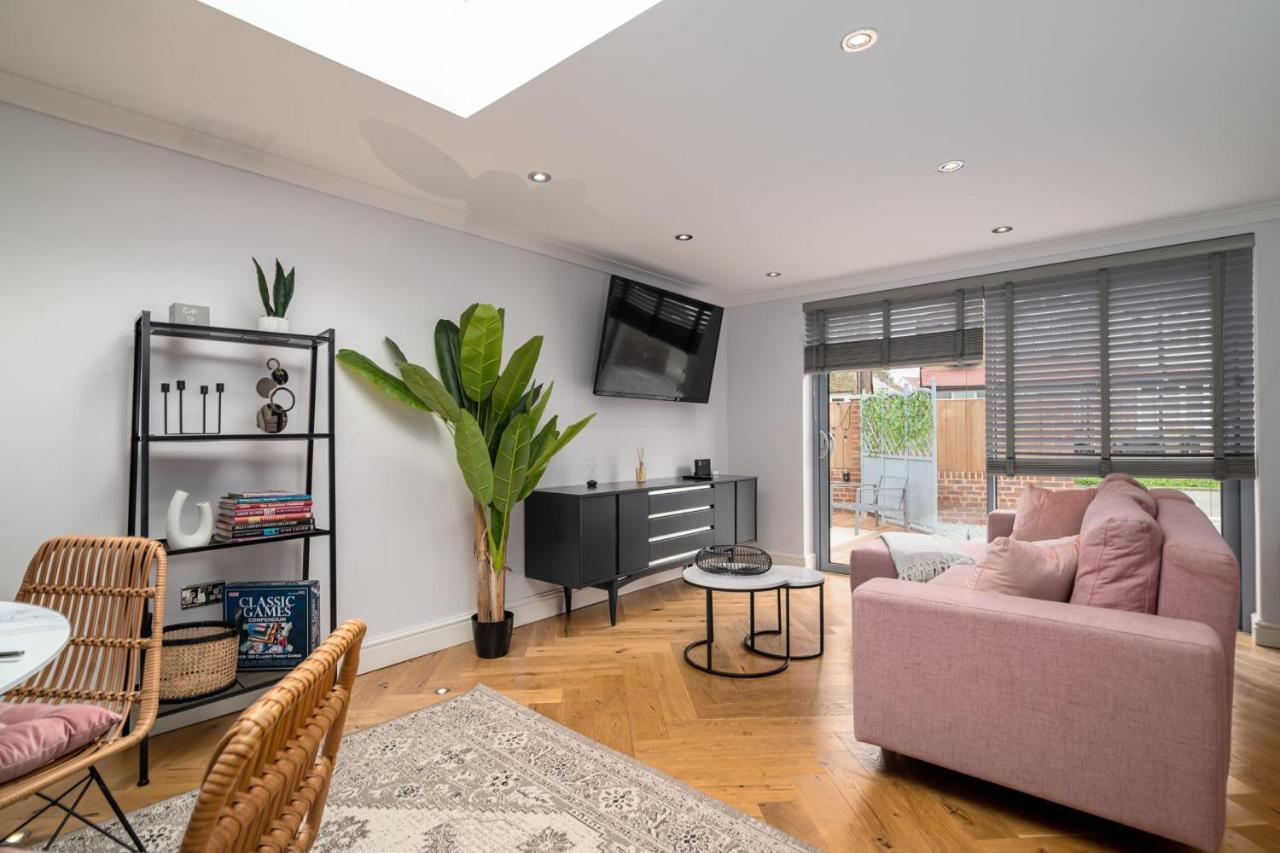 Guestready - Unique Home Near Wimbledon With Gorgeous Deck And Parking London Exteriör bild